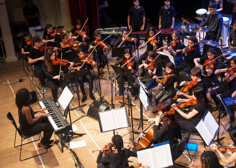 Apresentação de crianças e jovens tem regência de Keliezy Severo