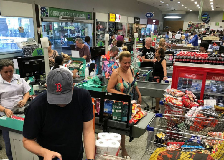 Os alimentos que apresentaram queda mais acentuada de preços foram tomate, cebola, alho, batata  e arroz