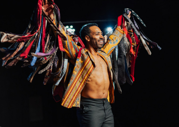 Montagem mistura fatos históricos e políticos para refletir sobre temas como racismo e preconceito