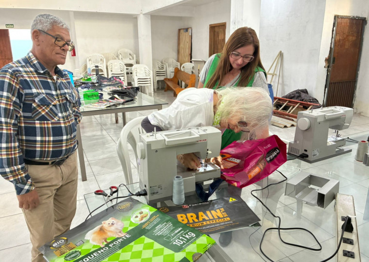 Iniciativa ensina a prática da costura usando materiais descartados