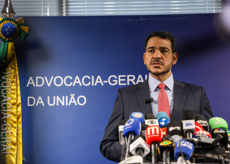 Segundo integrantes do Judiciário e do governo, Lula já teria decidido dar a cadeira de Barroso a Messias (foto)