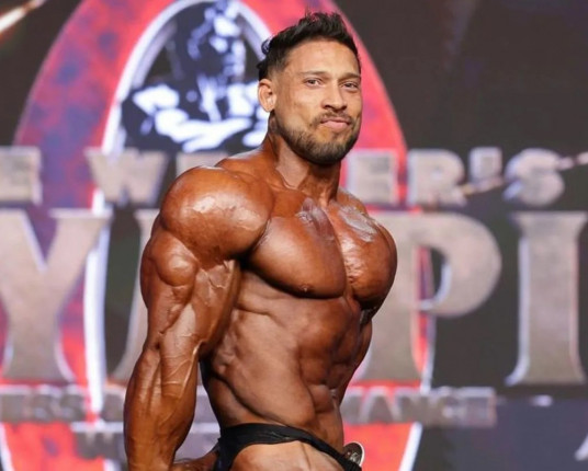 Ramon Dino leva título inédito do Mr. Olympia após bater duas vezes na trave