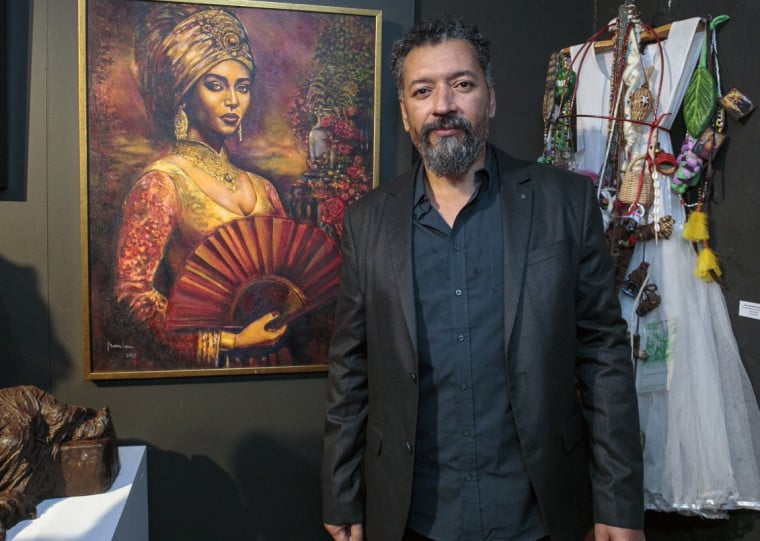 Marcos Porto, entre os artistas em destaque na exposição Babel Brasilis Babilônia - História, Utopia e Reconstrução, com curadoria de Anaurelino Corrêa de Barros Neto, aberta na semana passada, em que 48 artistas mostraram trabalhos e instalações, na 
Gravura Galeria de Arte.