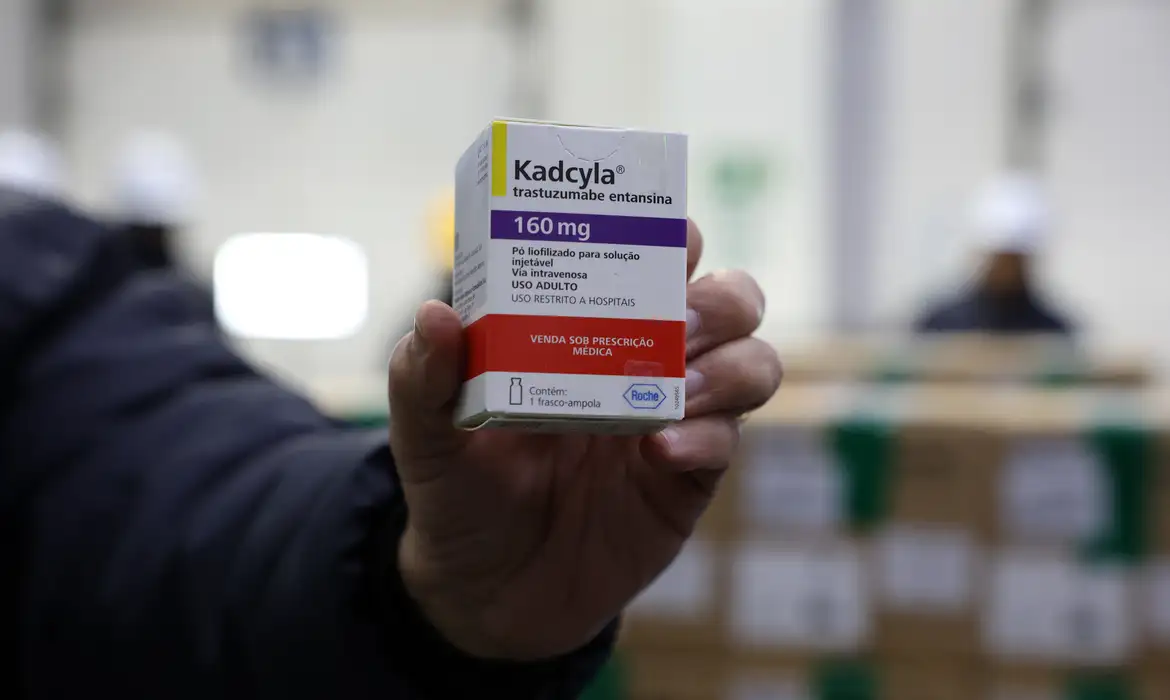 O remédio é indicado para quem continua com a doença após a quimioterapia inicial, geralmente em casos de câncer de mama HER2-positivo em estágio 3