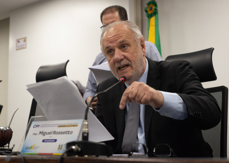 O presidente da CPI da Energia Elétrica, Miguel Rossetto, apresentou o requerimento de convocação do governador Eduardo Leite, que foi rejeitado pelo colegiado. 