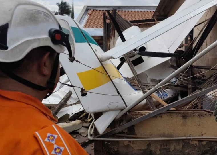 Bombeiros isolaram a área para eliminar riscos de incêndio ou explosão.