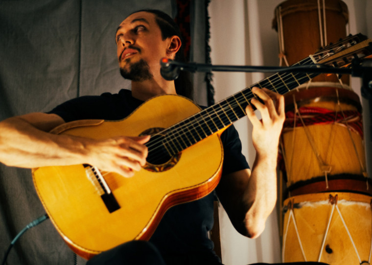 Celebrando 10 anos de trajetória, coletivo promete espetáculo que transita da canção à música instrumental