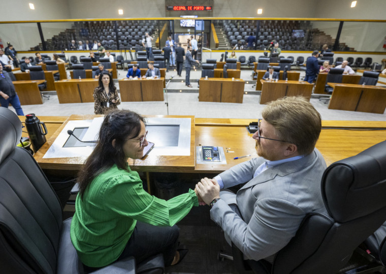 Documento foi apresentado na sessão desta segunda-feira (13), sem a presença dos vereadores de oposição