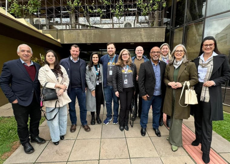 sessão contou com a presença de representantes do Sindilojas Caxias, o presidente Rossano Boff, a diretora administrativa Lizete Zamboni Vieira, a gerente executiva Lisandra De Bona, e a assessora jurídica Claudia Picoli, além de Marcos Antônio Ferronatto (presidente do SEGH), Vanderlei Fantinel (gerente executivo do Sindigêneros), Tiago Diel e Iara Sidegum (Senac) e Adriele Massafra Dobler (Sesc)