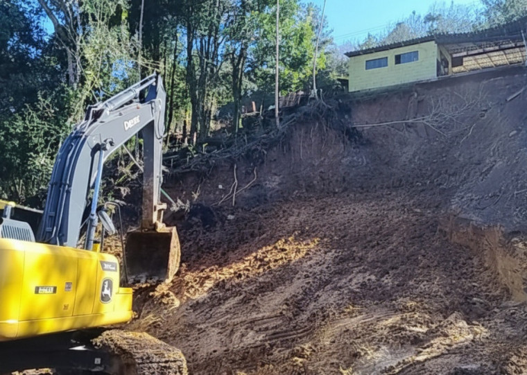 Serviço visa restabelecer a estrutura viária danificada pelas fortes chuvas de junho; investimento previsto é de R$ 172 mil
