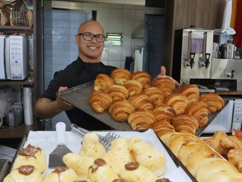 Luiz Alberto Alc&acirc;ntara comanda a Padaria do Chico em Viam&atilde;o<br />Foto: DANI BARCELLOS/ESPECIAL/JC