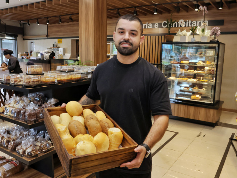 R&ocirc;mulo Bassani est&aacute; &agrave; frente da padaria Bassani, cl&aacute;ssico neg&oacute;cio familiar da Zona Sul de Porto Alegre, que vende 2 mil p&atilde;es por dia<br />Foto: DANI BARCELLOS/ESPECIAL/JC