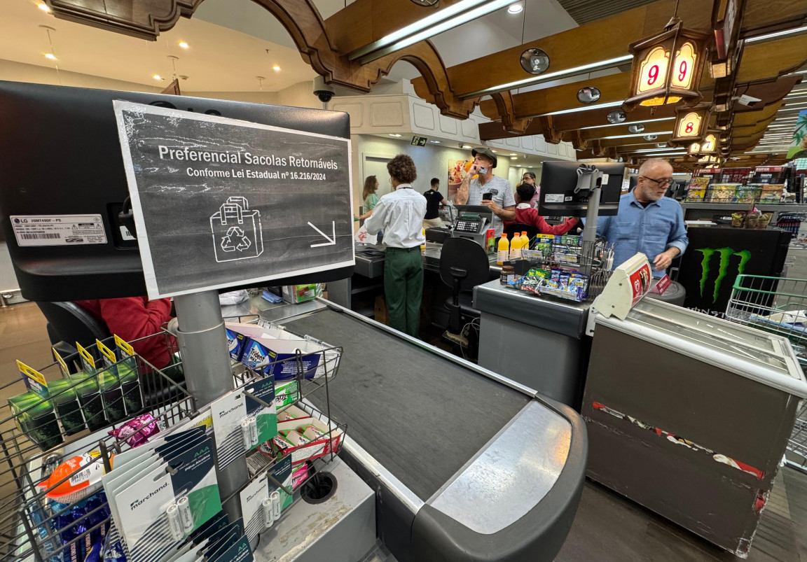 Na filial da avenida Ipiranga, o alerta fica bem visível no acesso dos clientes ao caixa operador | PATRÍCIA COMUNELLO/ESPECIAIS/JC