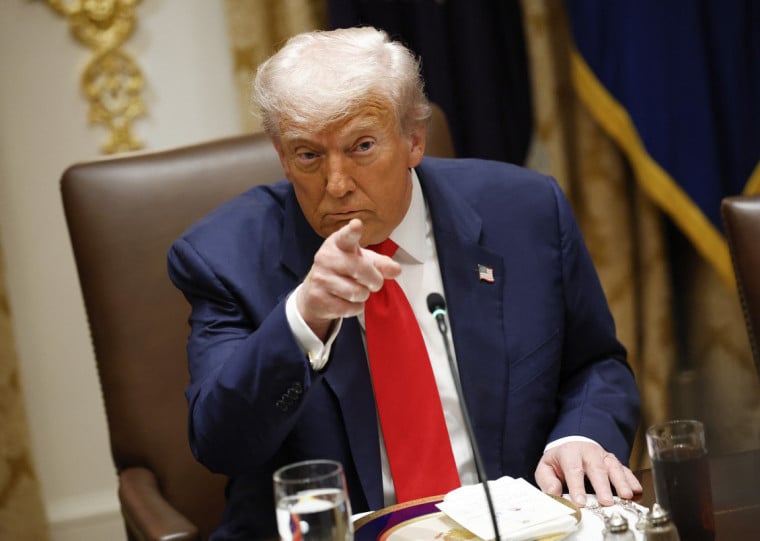 Donald Trump diz que petróleo venezuelano "voltará a fluir" com uma empresa americana à frente das operações