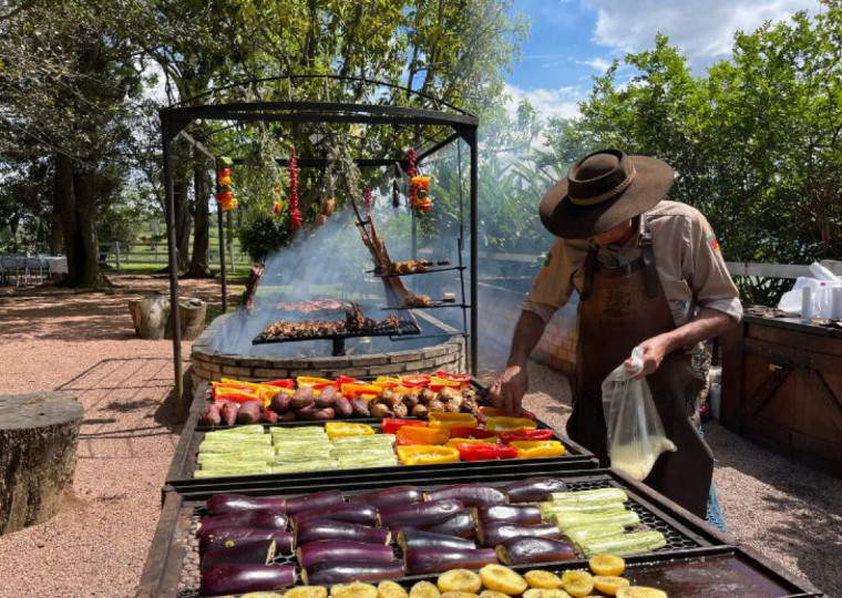 Opções gastronômicas, como o churrasco no fogo de chão, aliam-se à degustação de azeites | Lívia Araújo/Especial/Cidades