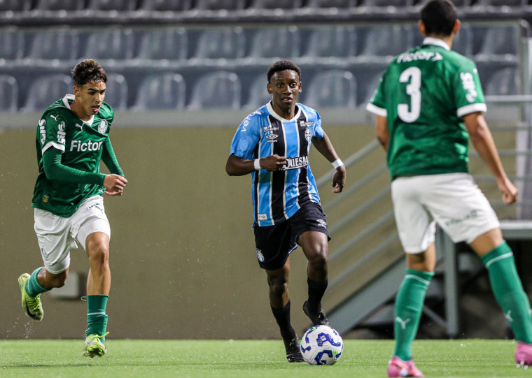 Gabriel Mec, do Grêmio, aparece na lista produzida pelo jornal  britânico The Guardian