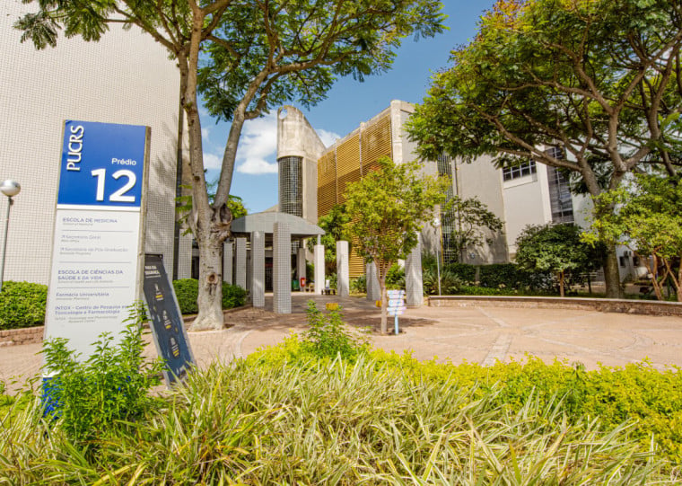 As bolsas são destinadas a estudantes brasileiros que não têm diploma de Ensino Superior e que tenham renda familiar mensal per capita bruta de até 1 salário mínimo e meio