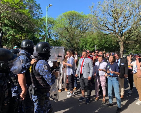 Guarda Municipal dispara balas de borracha contra vereadores e manifestantes em Porto Alegre
