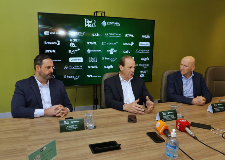 Rodrigo Bisi, da Marcopolo, Joarez Piccinini, do Banco Randon, e Alexandre Heineck, da Docile, participaram do Tá na Mesa 