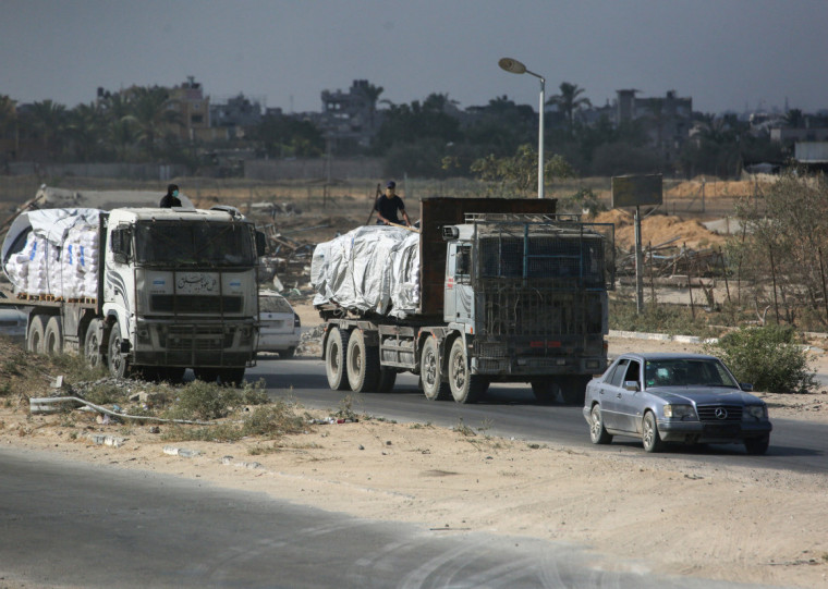 Caminhões de ajuda humanitária entraram na Faixa de Gaza nesta quarta-feira (15)