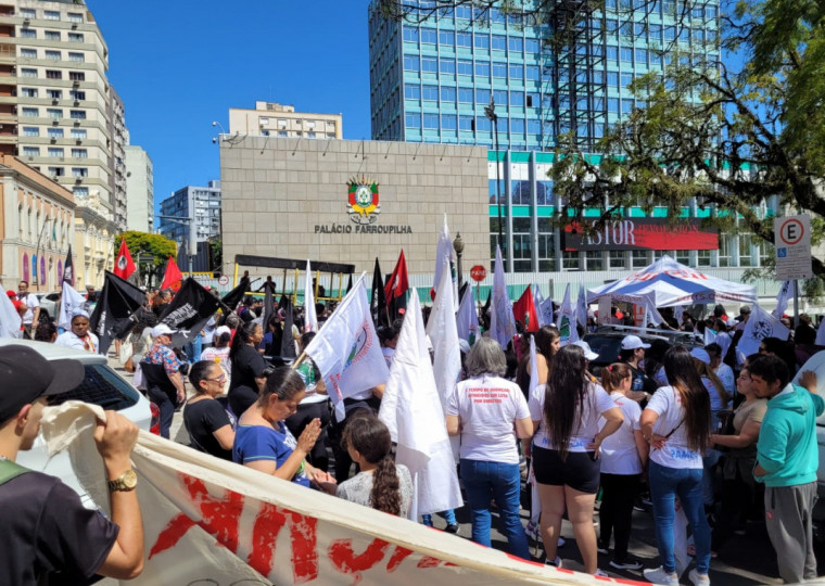 Manifestantes se reuniram na Praça da Matriz e seguiram para Câmara de Vereadores