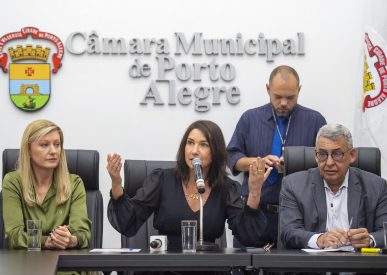 Nádia (c) recebeu documento das mãos da vice Betina e do prefeito Melo