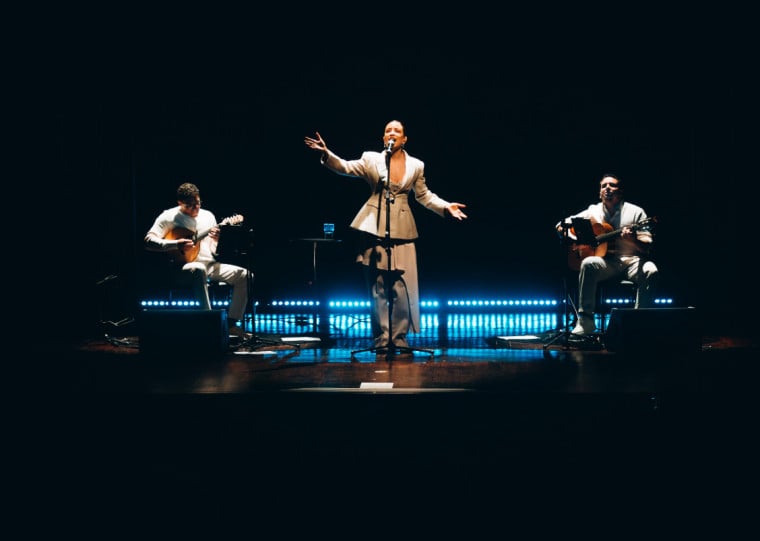 Artista interpretará canções do álbum 'Braseiro', além de outros sucessos de sua discografia, acompanhada dos músicos Alaan Monteiro e Gabriel de Aquino