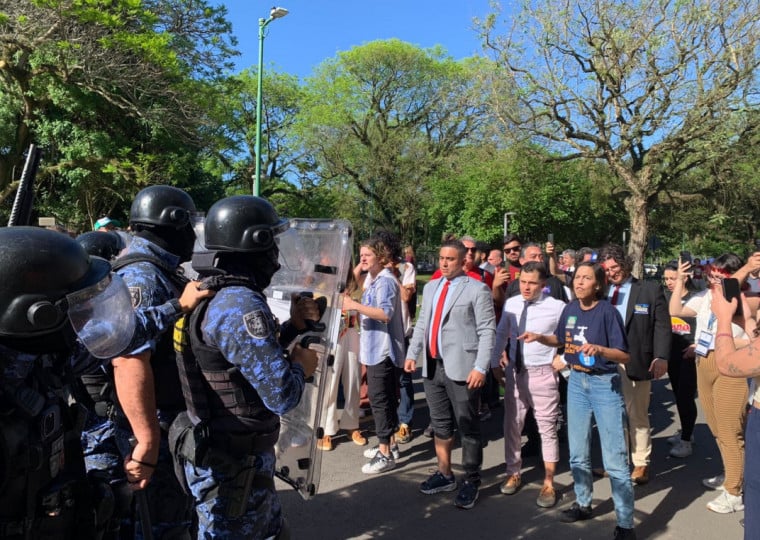 Vereadores de oposição fizeram 'cordão humano' entre ativistas e guardas