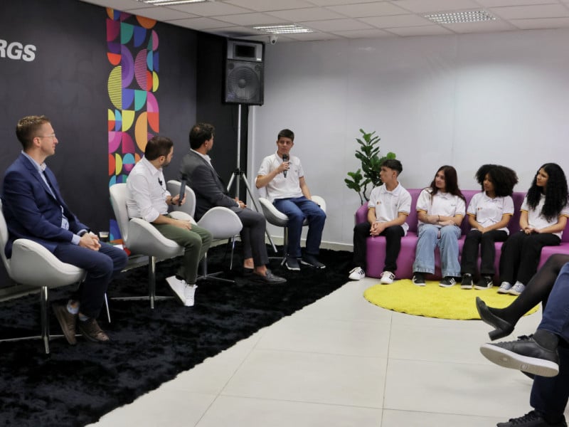 Em evento, governo do Estado apresentou os cinco jovens selecionados para o intercâmbio<br />Foto: DANI BARCELLOS/ESPECIAL/JC