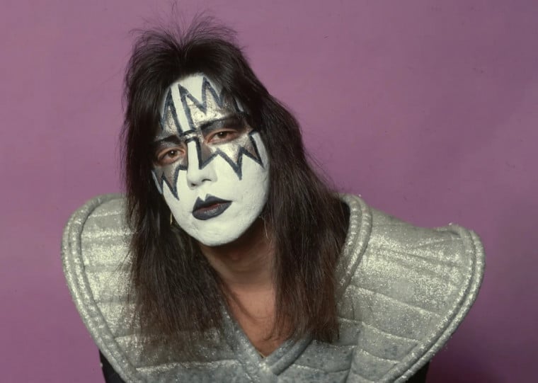 Frehley estava respirando com auxílio de ventilação mecânica há algum tempo, mas seu quadro não apresentou melhora
