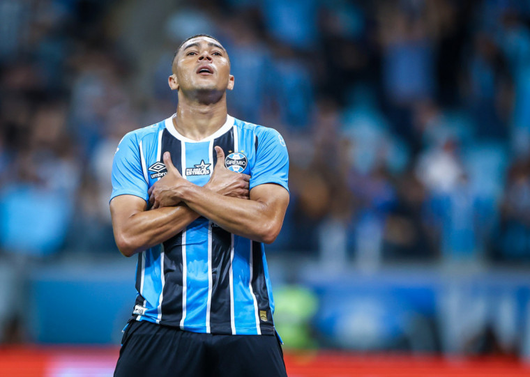 Carlos Vinícius foi o autor dos dois gols da vitória gremista sobre os paulistas 