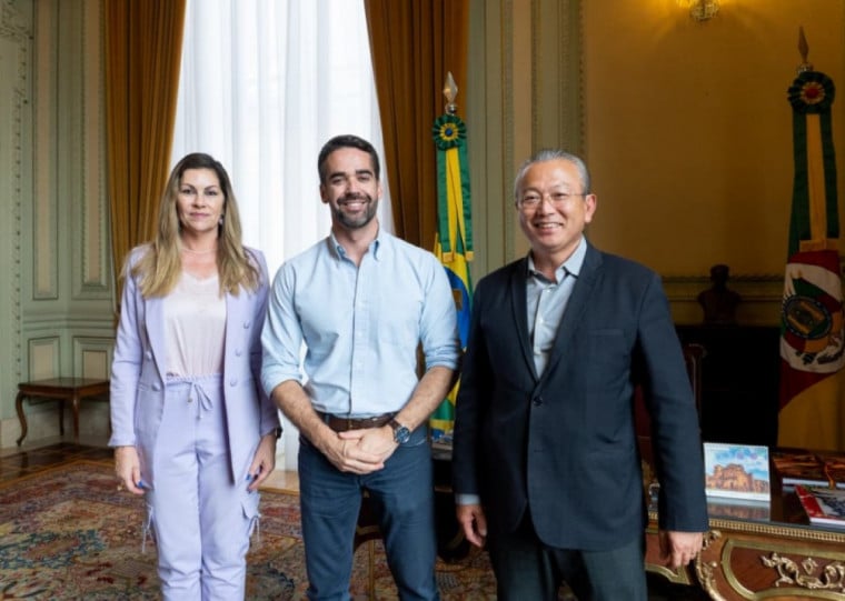 Governador Leite (c) anunciou Adriana Regina e Mario Ikeda para a pasta