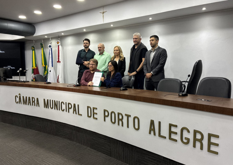 Em sessão extraordinária, vereadores acompanharam voto do relator