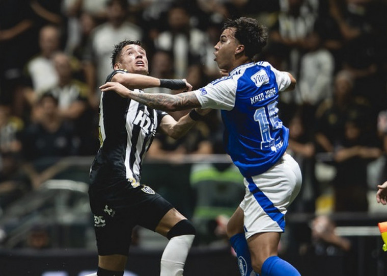 Artilheiro do Cruzeiro foi expulso por fazer sinal de roubo com as mãos