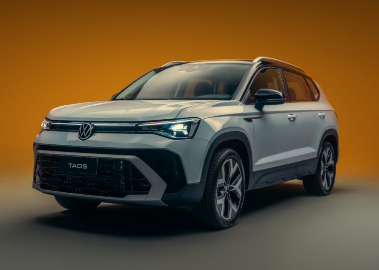 O motorista e os quatro passageiros são protegidos por seis airbags