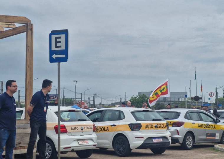 Manifestação é organizada pelo Seaacom, sindicato que representa os instrutores