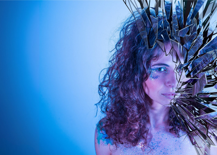 Luana Maia faz show de lançamento de seu primeiro álbum autoral, Estilhaços e territórios em corpos, nesta terça-feira, no Teatro de Câmara Túlio Piva