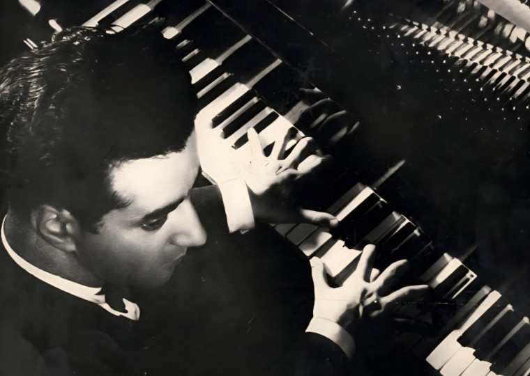 Escritor e pianista uruguaio recebe a primeira exposi&ccedil;&atilde;o em solo brasileiro a partir desta segunda-feira (20)