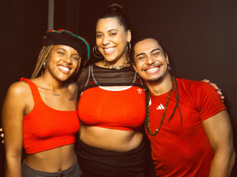 Dandara Abreu, Anne Borges e Rafael Barcelos estão à frente da marca Batuke Baile<br />Foto: MEL SILVEIRA/BATUKE BAILE/DIVULGAÇÃO/JC
