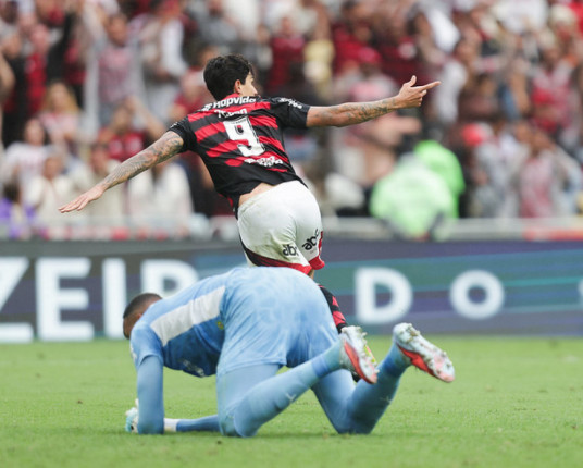 Flamengo leva melhor em duelo de líderes e encosta no Palmeiras