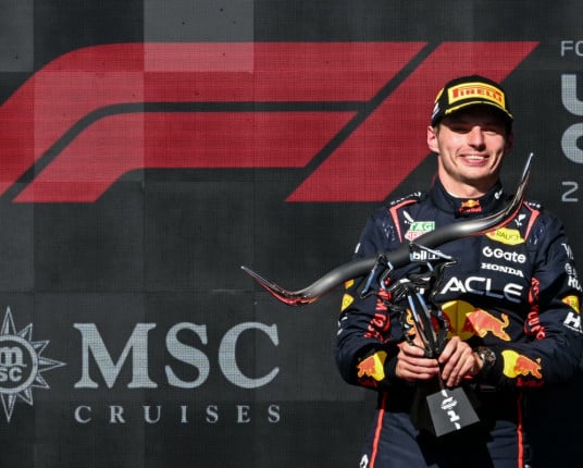 Max Verstappen vence GP dos EUA e se aproxima da McLaren