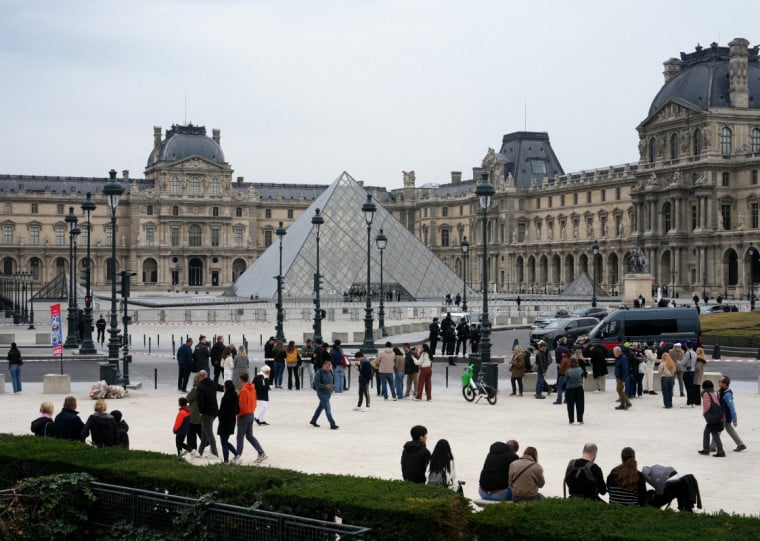 Brasileira afirma que os seguranças pediram que os visitantes evacuassem a área da Mona Lisa, sem explicar o motivo