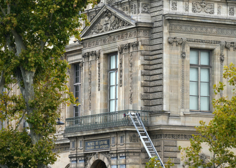 Criminosos acessaram galeria do Museu do Louvre com um guindaste