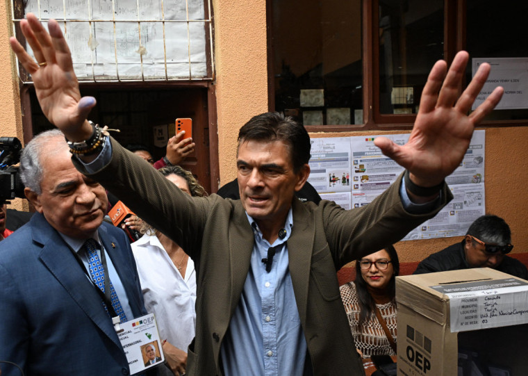 Paz terá o grande desafio de governar um país com graves problemas financeiros