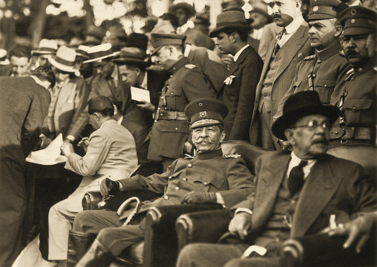 Lançamento em Porto Alegre de 'História da América Latina em 100 fotografias' será nesta terça-feira (21)