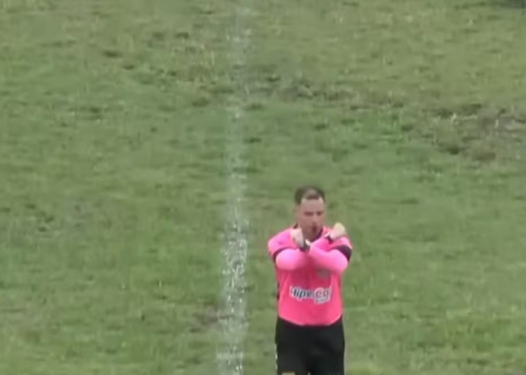 Árbitro acionou o protocolo depois de falar com jogador que estava aos prantos
