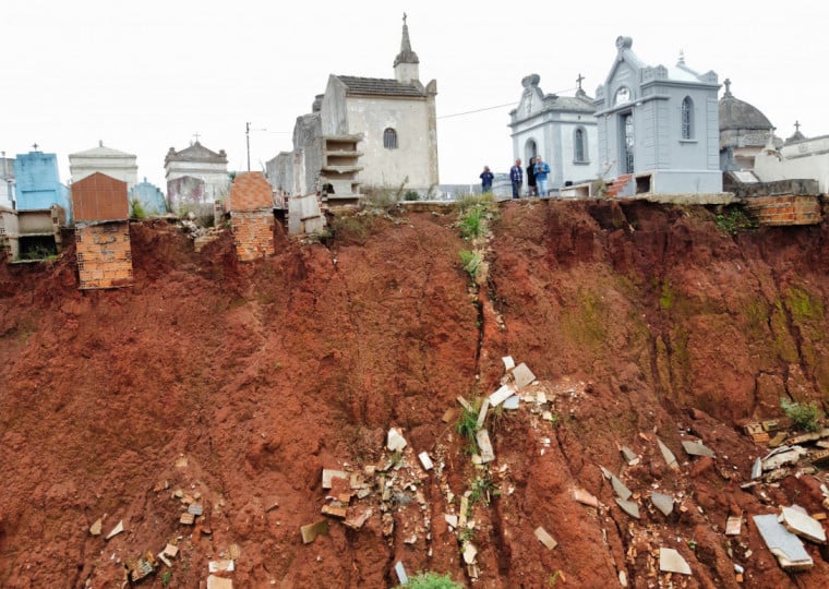 Cemitério das Irmandades teve parte de sua área comprometida após um deslizamento que atingiu a encosta do Rio Jacuí