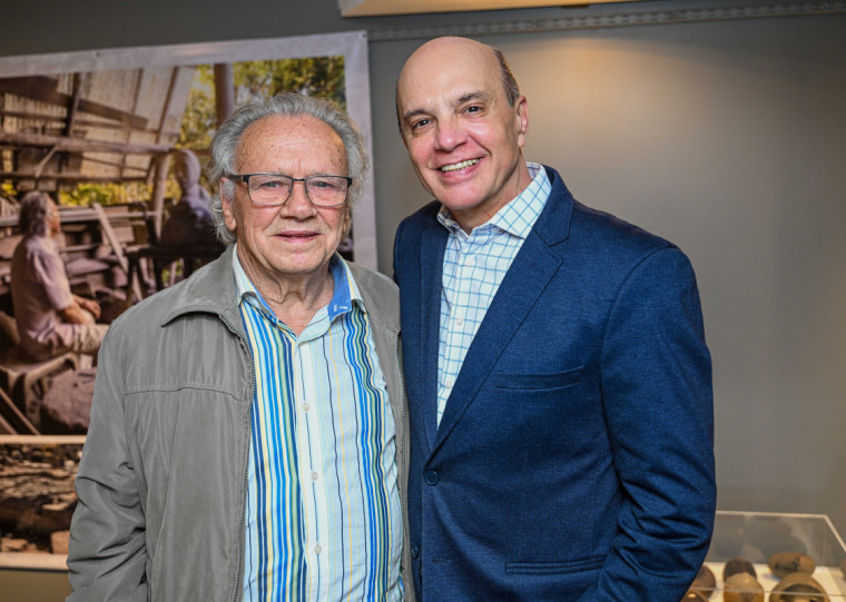 João Bez Batti, o escultor, e João Pulita, colunista social, no vernissage do artista realizado na quinta-feira (16), na Galeria Arte e Quadros, em Caxias do Sul, cuja mostra Mulher Flor permanecerá aberta até o fim desta semana.
