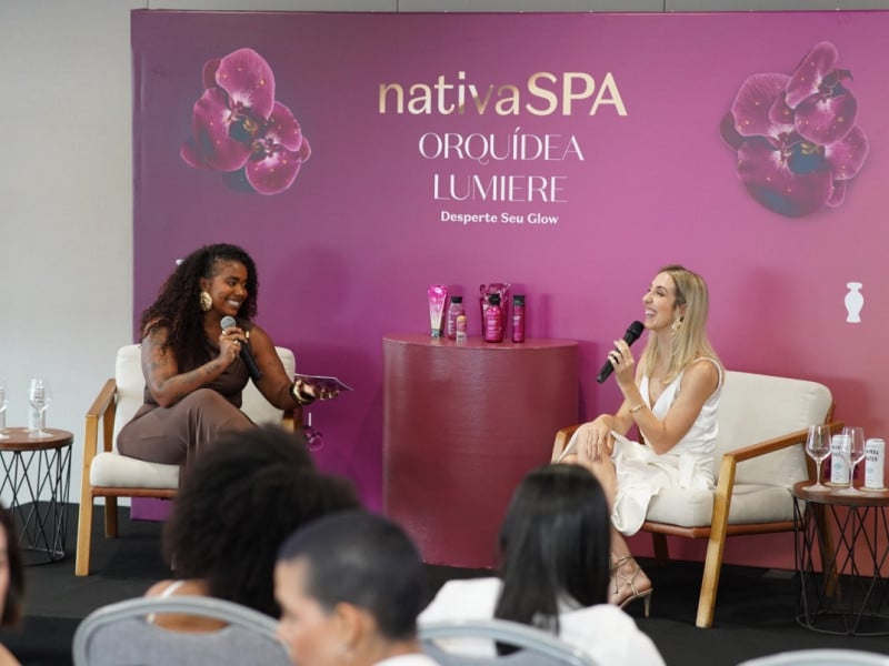 Mari Lombo foi a mediadora do evento, que contou com a presença de Nathália Ribeiro, gerente de inovação da marca<br />Foto: Boticário/Divulgação/JC