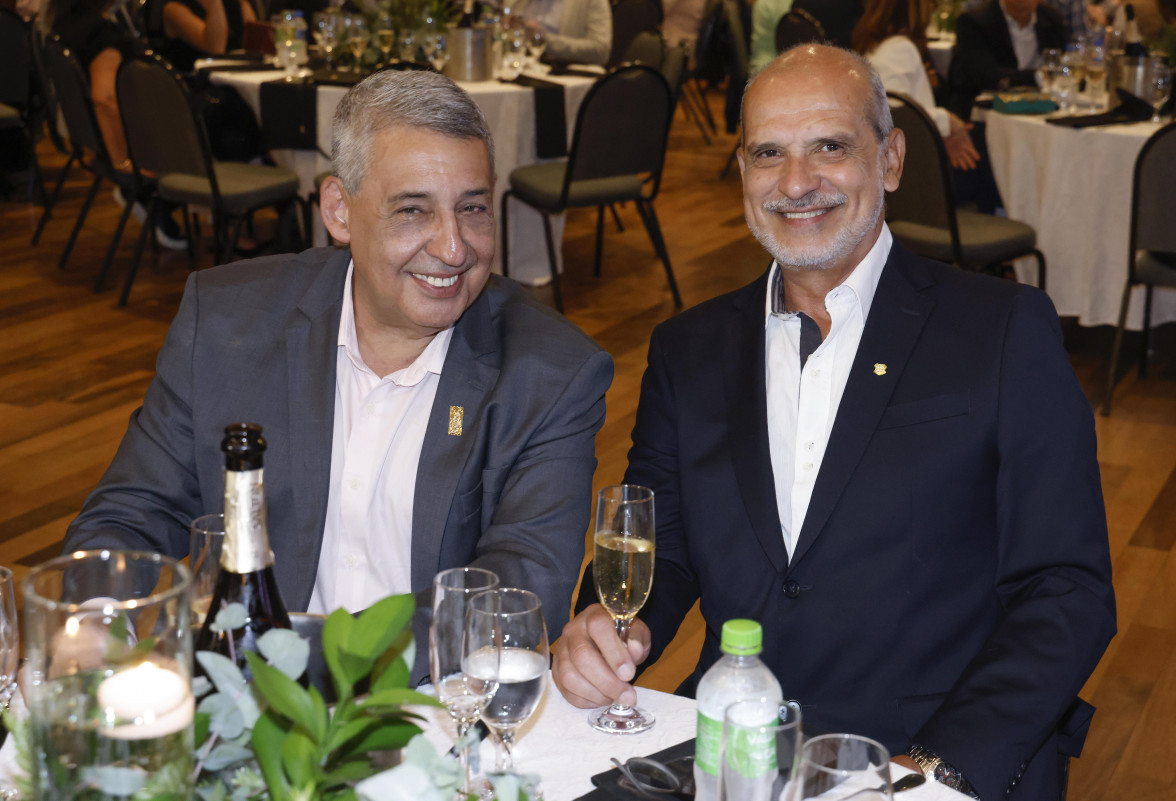O presidente do Grêmio Náutico União, Ricardo Alves recebendo o prefeito Sebastião Melo, em recente evento gastronômico do clube | JOÃO MATTOS/DIVULGAÇÃO/JC